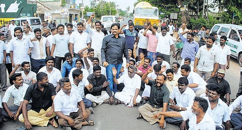 டிஎஸ்பி தற்கொலை வழக்கை சிபிஐ விசாரிக்க வலியுறுத்தி﻿ அனைத்து கட்சியினர் சாலை மறியல்: கடலூரில் விஷ்ணுபிரியா உடல் அடக்கம்﻿
