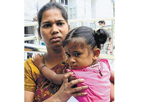 சாலை விபத்தில் போலீஸ் கணவர் மரணம்﻿: காதல் திருமணத்தால் கைவிட்ட பெற்றோர்﻿ - முதல்வர் தனிப்பிரிவில் உதவிகேட்டு பெண் மனு﻿