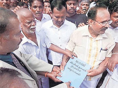 தமிழக-இலங்கை மீனவர்களிடையே கடலில் போர் வெடிக்கும் அபாயம்﻿: யாழ்ப்பாணத்தில் இந்தியத் தூதுவரிடம் இலங்கை மீனவர்கள் மனு