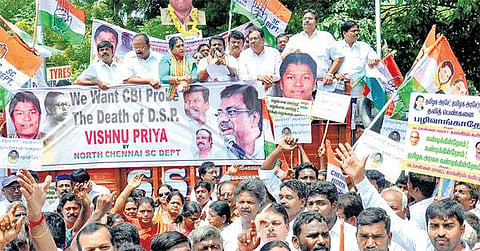 விஷ்ணுபிரியா தற்கொலை வழக்கை சிபிஐ விசாரிக்க வேண்டும்﻿: சென்னை ஆர்ப்பாட்டத்தில் இளங்கோவன் கோரிக்கை
