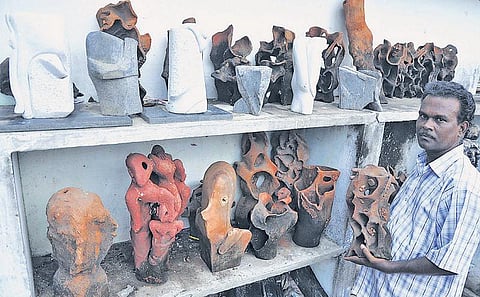 காலையில் தபால்காரர், இரவில் ஓவியர்﻿: மாற்றுத்திறனாளி குழந்தைகளுக்கு ஓவியம் கற்றுத்தரும் கலைஞர்﻿