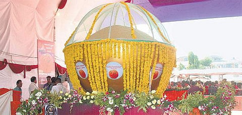 குஜராத் கோயிலில் தயாரிக்கப்பட்ட 11,111 கிலோ மெகா லட்டு﻿: கின்னஸ் சாதனைக்கு பரிந்துரை﻿