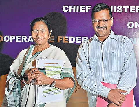 ஆளுநர்கள், சிபிஐ, நிதி ஒதுக்கீடு மூலம்﻿ மாநிலங்களை மிரட்டுகிறது மத்திய அரசு﻿: முதல்வர்கள் மாநாட்டில் கேஜ்ரிவால் குற்றச்சாட்டு﻿