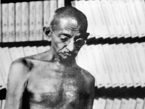 அலமாரியில் பழுப்பேறிக் கிடந்த சத்திய சோதனை