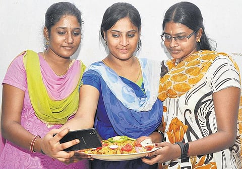 ‘செல்ஃபி வித் சமையல் ‘புலிகள்!﻿