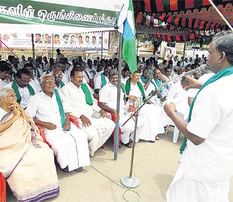 கருகும் பயிரைக் காப்பாற்ற காவிரி நீர் கோரி தஞ்சையில் விவசாயிகள் உண்ணாவிரதம்