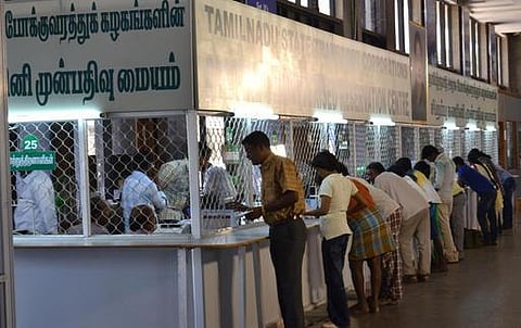 தீபாவளிக்கு சொந்த ஊருக்கு செல்ல﻿ அரசு விரைவு பஸ்களில் முன்பதிவு தொடக்கம்﻿: சிறப்பு பஸ்கள் குறித்து அதிகாரிகள் விரைவில் ஆலோசனை﻿