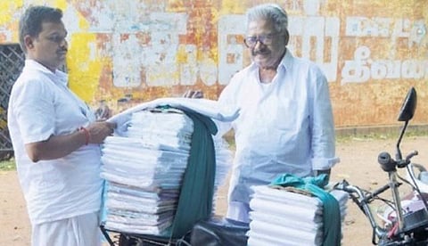 தேர்தல் நெருங்குவதால் சூடுபிடிக்கும் தொழில்﻿: வீதிவீதியாக வலம் வரும் வெள்ளக்கோவில் வேஷ்டி சட்டைகள் - அதிகரிக்கும் ஆர்டர்.. உற்சாகத்தில் வியாபாரிகள்﻿
