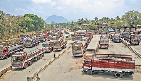 சுங்கச்சாவடி, சுங்க கட்டணம் முறைப்படுத்த குழு நியமனம்: லாரி உரிமையாளர்கள் வேலைநிறுத்தம் வாபஸ் - மத்திய அமைச்சருடன் நடந்த பேச்சுவார்த்தையில் உடன்பாடு