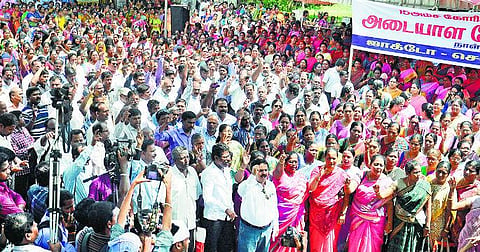 15 அம்ச கோரிக்கைகளை வலியுறுத்தி 1.5 லட்சம் அரசு ஆசிரியர்கள் வேலைநிறுத்தம்- மாற்று ஏற்பாட்டால் பள்ளிகள் இயங்கின