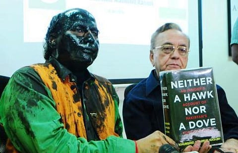 குல்கர்னி மீதான மை தாக்குதலை நியாயப்படுத்தும் சிவசேனா; பாஜக தலைவர்கள் கடும் கண்டனம்