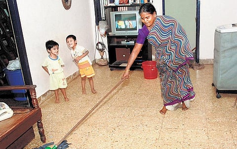 பெண் எனும் பகடைக்காய்: மதிப்பிழந்துபோன பெண் உழைப்பு﻿