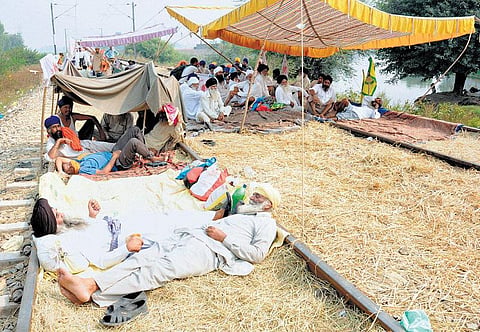 பஞ்சாப் விவசாயிகள் மறியலால் ரயில்வேக்கு ரூ.100 கோடி இழப்பு﻿