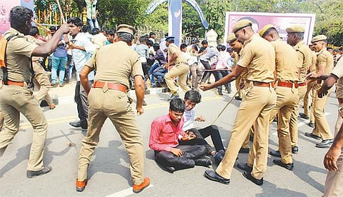மாநிலக் கல்லூரி மாணவர்கள் மறியல் - போலீஸ் தடியடி﻿: கல் வீச்சில் பஸ் கண்ணாடி உடைந்து போலீஸார், பயணிகள் காயம்