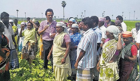 லாரி, கோழிப் பண்ணை தொழில் பிரச்சினைக்கு தீர்வு﻿: திமுக பொருளாளர் மு.க.ஸ்டாலின் உறுதி﻿