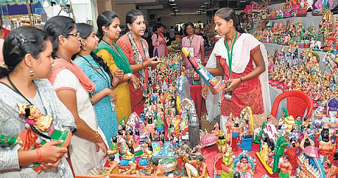சுய உதவிக்குழு பெண்களுக்கு ஆன்லைன் வர்த்தகப் பயிற்சி﻿: அண்ணா பல்கலை மாணவிகள் அளிக்கின்றனர்﻿