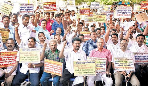 ஆன்லைன் விற்பனைக்கு தடை விதிக்கக் கோரி﻿ மருந்து கடைகளை மூடிவிட்டு வணிகர்கள் ஆர்ப்பாட்டம்﻿
