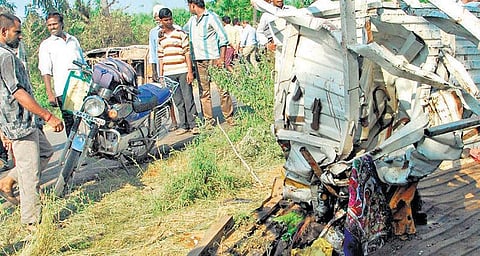 ஆந்திராவில் திருமண நிகழ்ச்சிக்கு சென்றபோது வேன் மீது பஸ் மோதியதில் 15 பேர் பலி﻿