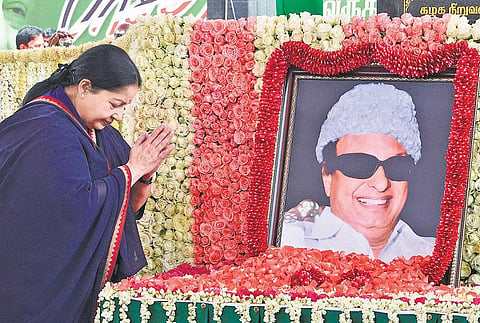 கோத்தகிரியில் அதிமுக நிறுவன நாள் விழா﻿: எம்ஜிஆர் படத்துக்கு ஜெயலலிதா மரியாதை﻿