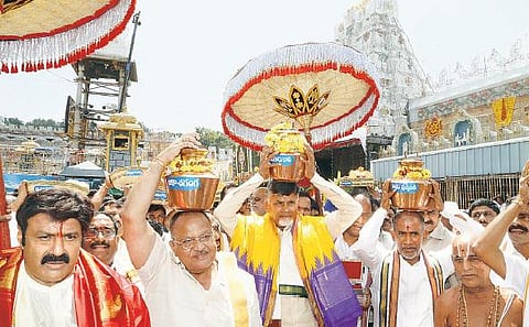 தலைநகர் அமராவதி கட்டுமான பணிகள் தடங்கலின்றி நடைபெற﻿ திருப்பதியில் ஏழுமலையானை தரிசித்த சந்திரபாபு நாயுடு﻿