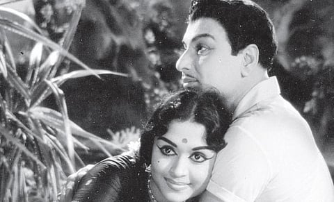 சூழல் ஒன்று பார்வை இரண்டு: பூக்கள் தடுமாறுகின்றன