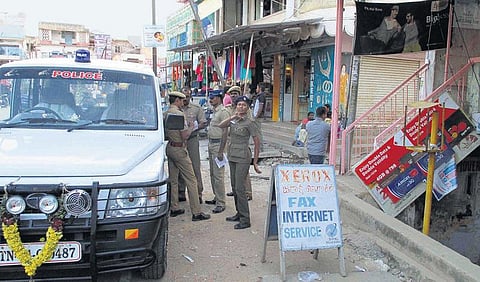 ஓசூர் அருகே கெலமங்கலத்தில் பதற்றம்﻿: மொகரம் ஊர்வலத்தில் கல்வீச்சு, தடியடி﻿- 4 மாவட்ட போலீஸ் குவிப்பு﻿