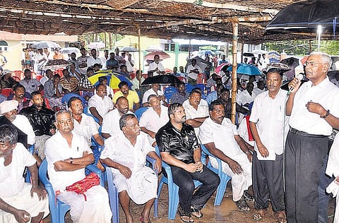 ராமேசுவரம் அருகே கொட்டும் மழையில்﻿ மீனவர்கள் உண்ணாவிரதப் போராட்டம்﻿: தமிழக மீனவர்களை விடுவிக்க வலியுறுத்தல்﻿