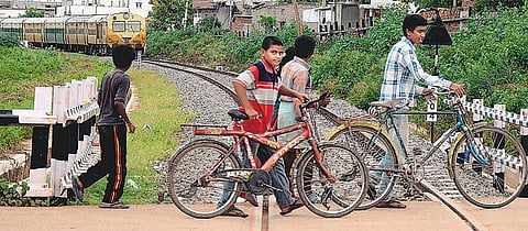 ஆளில்லா ரயில்வே கேட்டில் விபத்தை தடுக்க﻿ ரயில் வரும்போது எச்சரிக்கை விடுக்க புதிய கருவி﻿