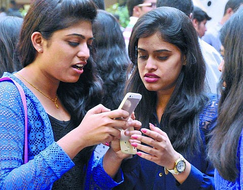 பெண்களை பின்தொடரும் புதிய மொபைல் ‘ஆப்’: டெல்லி காவல்துறை சார்பில் விரைவில் அறிமுகம்