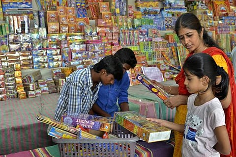சூப்பர் மார்க்கெட்களில் பட்டாசு விற்பனை செய்யக் கூடாது﻿: தீயணைப்புத் துறை வலியுறுத்தல்﻿