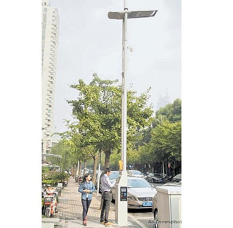 வைபை, கண்காணிப்பு கேமரா உட்பட ஏராளமான வசதிகளுடன் தெருவிளக்குகள்﻿: ஷாங்காயில் அசத்தல் அறிமுகம்﻿