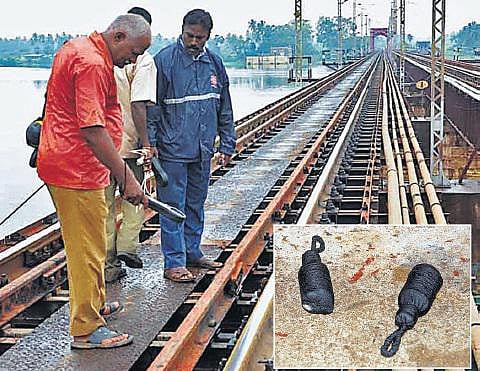 காவிரி ரயில்வே பாலத்தில் மர்மப் பொருள்﻿: பள்ளிபாளையத்தில் பரபரப்பு﻿