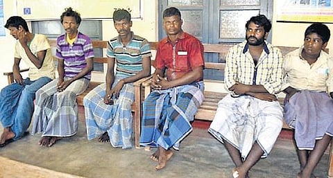இலங்கை கடற்படை தொடர்ந்து அட்டூழியம்﻿: 15 வயது சிறுவன் உட்பட ராமேசுவரம் மீனவர் 6 பேர் சிறைபிடிப்பு﻿