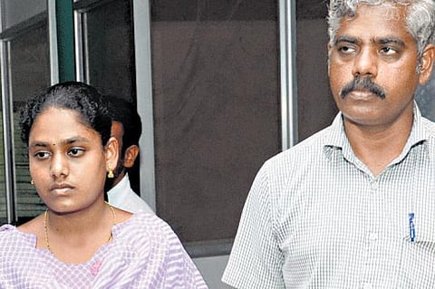 சட்டக் கல்லூரி மாணவி நந்தினிக்கு வீட்டுச் சிறை﻿