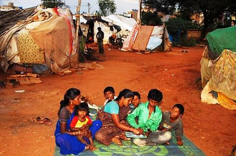 எழுத்தறிவு புரட்சி: பெற்றோருக்கு கல்வி புகட்டும் பிள்ளைகள்!