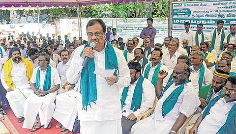 காவிரியிலிருந்து தண்ணீர் திறந்துவிடக் கோரி﻿ சென்னையில் விவசாயிகள் உண்ணாவிரதம்: பல்வேறு கட்சித் தலைவர்கள் பங்கேற்பு﻿