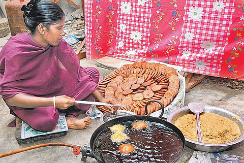 பெண் எனும் பகடைக்காய்: பண்டிகை நாட்களிலும் குறையாத பெண் உழைப்பு﻿