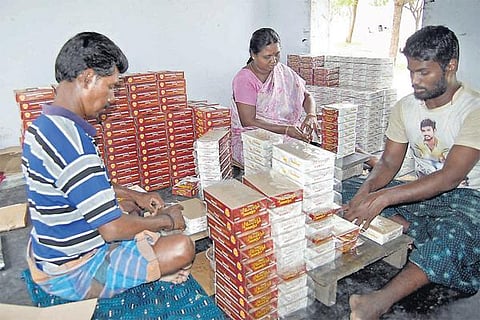 5 லட்சம் தொழிலாளர்களை வாழவைக்கும் சிவகாசி பட்டாசு தயாரிப்பு தொழில்﻿: சீன பட்டாசுகளை தவிர்க்க உழைப்பாளிகள் வேண்டுகோள்