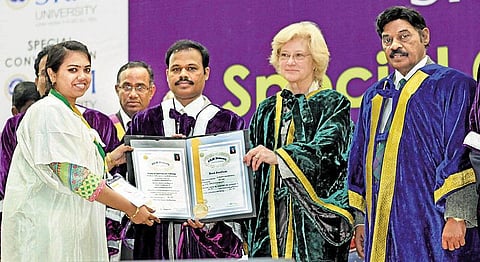 எஸ்ஆர்எம் பல்கலை.யில் சிறப்பு பட்டமளிப்பு விழா: 177 பேருக்கு தங்க, வெள்ளி, வெண்கலப் பதக்கம்﻿