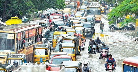 கனமழையால் சாலை, தண்டவாளத்தில் வெள்ளம்﻿: பஸ், ரயில் போக்குவரத்து கடும் பாதிப்பு﻿﻿