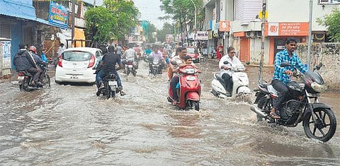 மாநகராட்சி சார்பில் போர்க்கால அடிப்படையில் மழை நிவாரணப் பணிகள்﻿ தீவிரம்: சிறப்பு குழுக்கள் தொடர் கண்காணிப்பு﻿