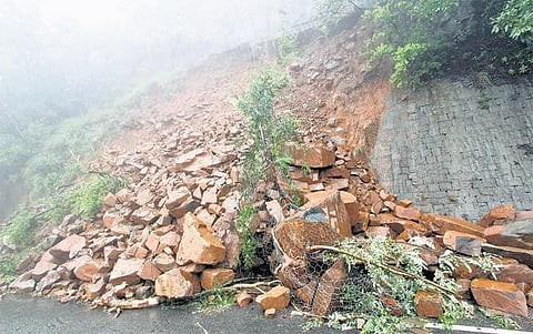 திருப்பதியில் நிலச்சரிவு மலைப்பாதை மூடப்பட்டது﻿