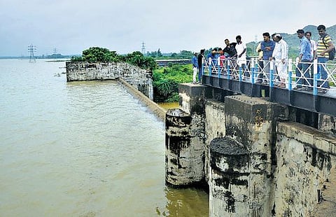 கொள்ளளவை தாண்டி நிரம்பும் மதுராந்தகம் ஏரி﻿: 9 கிராமங்களுக்கு வெள்ள அபாய எச்சரிக்கை﻿