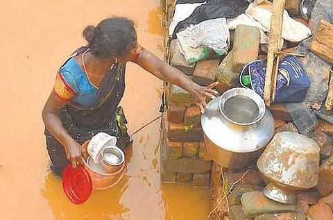 கடலூரில் இயல்புநிலை திரும்பவில்லை: நிவாரணம் கேட்டு மறியல்- மக்கள் மீது போலீஸ் தடியடி﻿﻿