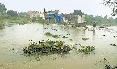 ஆவடி அருகே கவரப்பாளையம் ஏரியில் உடைப்பு﻿﻿﻿: குடியிருப்புகளை வெள்ளம் சூழ்ந்தது﻿﻿
