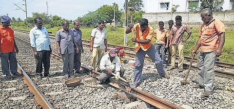 திருப்பூர் அருகே 2 இடங்களில் ரயில் பாதையில் விரிசல்﻿: பெரும் விபத்து தவிர்ப்பு﻿