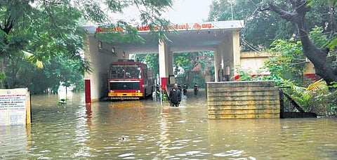 தீவாக மாறிய ஆவடி வீட்டுவசதி வாரிய குடியிருப்பு﻿: 3 நாட்களாக தண்ணீர் வடியாததால் மக்கள் தவிப்பு﻿