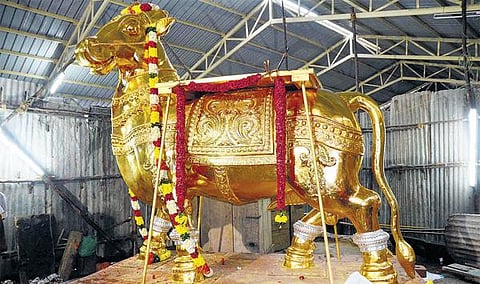 அண்ணாமலையார் அமர்ந்து வரும் ரிஷப வாகனத்துக்கு தங்கத் தகடு﻿