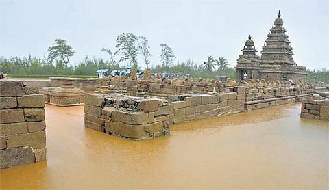தத்தளிக்கிறது காஞ்சி, திருவள்ளூர் மாவட்டம்﻿: குடியிருப்புகள், சாலைகளை ஆக்கிரமித்த மழை﻿நீர்﻿ - 3 நதிகளில் கரைபுரண்டு ஓடும் வெள்ளம்