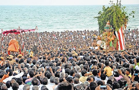 திருச்செந்தூர் கடற்கரையில் பக்தர்கள் வெள்ளத்தில் சூரசம்ஹாரம்﻿